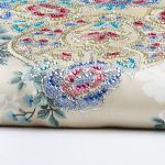 ⁦قماش مخور حرير اندونيسي مشجر مطرز بالكريستال - بيج فضي⁩ - الصورة ⁦3⁩