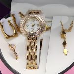 ⁦طقم ساعة نسائي عصري لون ذهبي مع سلسال وحلق وخاتم⁩ - الصورة ⁦2⁩