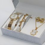 طقم ساعة نسائي عصري لون ذهبي مع سلسال وحلق وأسوارة