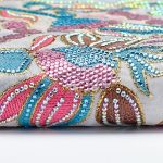 ⁦قماش مخور حرير اندونيسي مشجر مطرز بالكريستال - أزرق ملون⁩ - الصورة ⁦3⁩