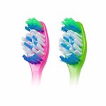 ⁦كولجيت فرشاة أسنان ماكس وايت متوسطة النعومة 1+1 مجانا⁩ - الصورة ⁦5⁩