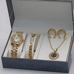 طقم ساعة نسائي عصري لون ذهبي مع سلسال وحلق وأسوارة