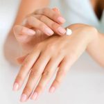 ⁦كريم 21 كريم مرطب سوفت للجلد الجاف مع فيتامين هـ - 250 مل⁩ - الصورة ⁦4⁩