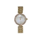 ⁦طقم ساعة نسائي عصري لون ذهبي مع سلسال وحلق وأسوارة⁩ - الصورة ⁦2⁩