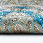 ⁦قماش مخور حرير اندونيسي مطرز بالكريستال مع طرحة - بيج فيروزي⁩ - الصورة ⁦3⁩