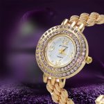 ⁦طقم ساعة نسائي عصري لون ذهبي مع سلسال وحلق وخاتم⁩ - الصورة ⁦4⁩