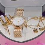 ⁦طقم ساعة نسائي عصري لون ذهبي مع سلسال وحلق وخاتم⁩ - الصورة ⁦2⁩