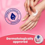 ⁦نيفيا كريم الترطيب الناعم مع انتعاش زهر التوت بفيتامين هـ وزيت الجوجوبا - 100 مل⁩ - الصورة ⁦3⁩