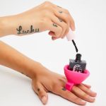 ⁦حامل مناكير أظافر يوضع على اليد- ملون⁩ - الصورة ⁦2⁩