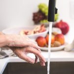 ⁦ديتول سائل غسول اليدين للعناية بالبشرة برائحة الورد وزهر الساكورا - 200 مل⁩ - الصورة ⁦2⁩