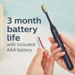 ⁦فيليبس وان فرشاة أسنان كهربائية تعمل ببطارية من Sonicare - لون ميد نايت بلو⁩ - الصورة ⁦4⁩