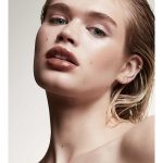 ⁦فنتي بيوتي قلوس ملمع ومكبر شفاه بومب يونيفرسال - 05 هوت شوكليت⁩ - الصورة ⁦4⁩