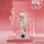 ⁦مارفيس معجون أسنان بزهر الشاي حجم مناسب للسفر - 25 مل⁩ - الصورة ⁦2⁩