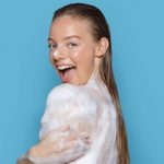 ⁦سانت ايفز غسول مقشر للجسم بملح البحر وعشب البحر الهادئ - 473 مل⁩ - الصورة ⁦2⁩