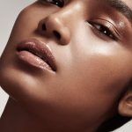 ⁦فنتي بيوتي قلوس ملمع ومكبر شفاه بومب يونيفرسال  - 01 فنتي قلو⁩ - الصورة ⁦4⁩